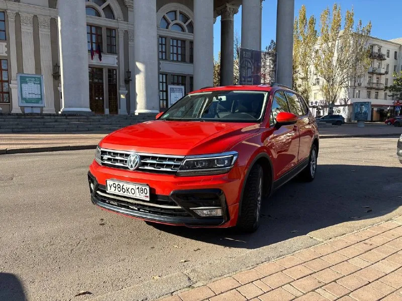 🔥 volkswagen tiguan 2018 — живой, ухоженный, без вложений! продаётся отличный кроссовер, который дарит комфорт, динамику и уверенность на дороге. 🔹 год: 2018 🔹 двигатель: 2.0 бензин (резвый и надёжный) 🔹 коробка: автомат 🔹 пробег: 139 000 км 💎 по машине: • отличное техническое состояние • двигатель работает идеально • коробка переключает плавно • ходовая без посторонних звуков • салон чистый и ухоженный • 7 мест • всё работает, каждая кнопка на месте ✨ комфорт: • подогрев зеркал (зимой никакого льда и запотевания) • высокая посадка и отличная обзорность • экономичный и динамичный двигатель • идеален для города и дальних поездок 📍 донецк 💰 цена: 2.300.000 📞+79493173682 торг у капота. 📞 звоните: +7(949)3173682 - фотография - 2