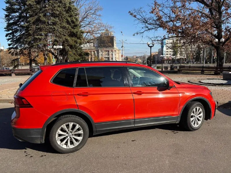 🔥 volkswagen tiguan 2018 — живой, ухоженный, без вложений! продаётся отличный кроссовер, который дарит комфорт, динамику и уверенность на дороге. 🔹 год: 2018 🔹 двигатель: 2.0 бензин (резвый и надёжный) 🔹 коробка: автомат 🔹 пробег: 139 000 км 💎 по машине: • отличное техническое состояние • двигатель работает идеально • коробка переключает плавно • ходовая без посторонних звуков • салон чистый и ухоженный • 7 мест • всё работает, каждая кнопка на месте ✨ комфорт: • подогрев зеркал (зимой никакого льда и запотевания) • высокая посадка и отличная обзорность • экономичный и динамичный двигатель • идеален для города и дальних поездок 📍 донецк 💰 цена: 2.300.000 📞+79493173682 торг у капота. 📞 звоните: +7(949)3173682 - фотография - 3