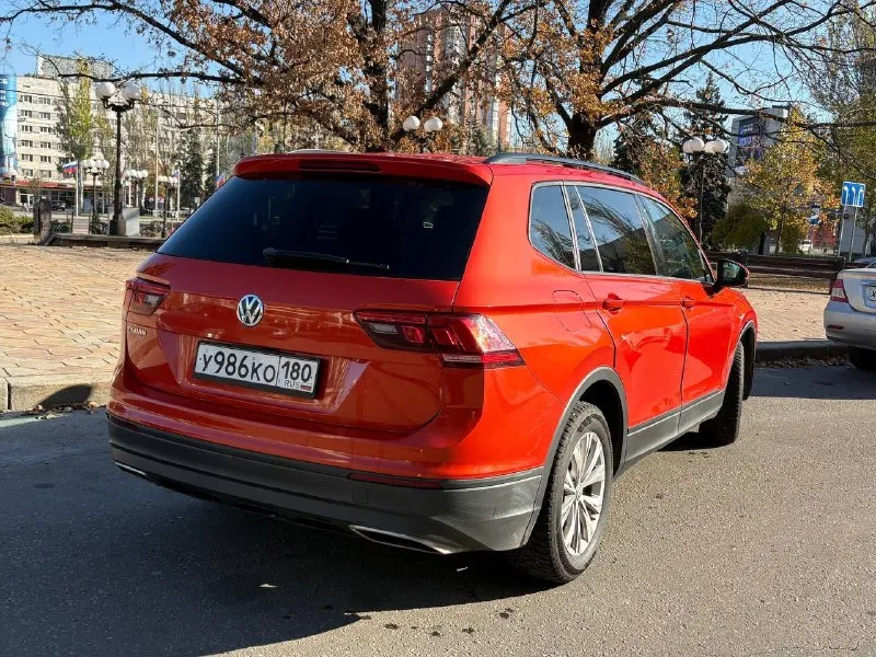 🔥 volkswagen tiguan 2018 — живой, ухоженный, без вложений! продаётся отличный кроссовер, который дарит комфорт, динамику и уверенность на дороге. 🔹 год: 2018 🔹 двигатель: 2.0 бензин (резвый и надёжный) 🔹 коробка: автомат 🔹 пробег: 139 000 км 💎 по машине: • отличное техническое состояние • двигатель работает идеально • коробка переключает плавно • ходовая без посторонних звуков • салон чистый и ухоженный • 7 мест • всё работает, каждая кнопка на месте ✨ комфорт: • подогрев зеркал (зимой никакого льда и запотевания) • высокая посадка и отличная обзорность • экономичный и динамичный двигатель • идеален для города и дальних поездок 📍 донецк 💰 цена: 2.300.000 📞+79493173682 торг у капота. 📞 звоните: +7(949)3173682 - фотография - 4