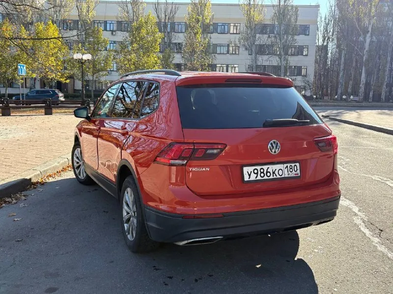 🔥 volkswagen tiguan 2018 — живой, ухоженный, без вложений! продаётся отличный кроссовер, который дарит комфорт, динамику и уверенность на дороге. 🔹 год: 2018 🔹 двигатель: 2.0 бензин (резвый и надёжный) 🔹 коробка: автомат 🔹 пробег: 139 000 км 💎 по машине: • отличное техническое состояние • двигатель работает идеально • коробка переключает плавно • ходовая без посторонних звуков • салон чистый и ухоженный • 7 мест • всё работает, каждая кнопка на месте ✨ комфорт: • подогрев зеркал (зимой никакого льда и запотевания) • высокая посадка и отличная обзорность • экономичный и динамичный двигатель • идеален для города и дальних поездок 📍 донецк 💰 цена: 2.300.000 📞+79493173682 торг у капота. 📞 звоните: +7(949)3173682 - фотография - 5