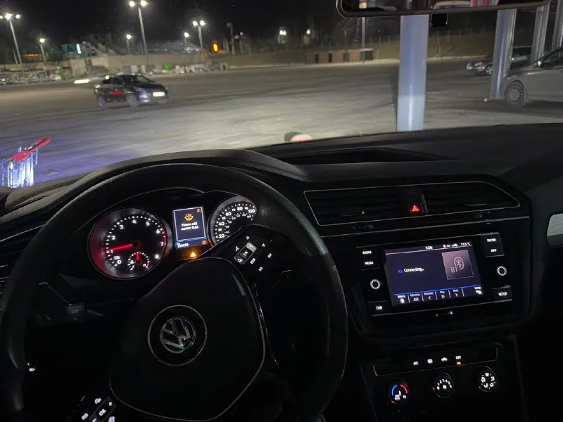 🔥 volkswagen tiguan 2018 — живой, ухоженный, без вложений! продаётся отличный кроссовер, который дарит комфорт, динамику и уверенность на дороге. 🔹 год: 2018 🔹 двигатель: 2.0 бензин (резвый и надёжный) 🔹 коробка: автомат 🔹 пробег: 139 000 км 💎 по машине: • отличное техническое состояние • двигатель работает идеально • коробка переключает плавно • ходовая без посторонних звуков • салон чистый и ухоженный • 7 мест • всё работает, каждая кнопка на месте ✨ комфорт: • подогрев зеркал (зимой никакого льда и запотевания) • высокая посадка и отличная обзорность • экономичный и динамичный двигатель • идеален для города и дальних поездок 📍 донецк 💰 цена: 2.300.000 📞+79493173682 торг у капота. 📞 звоните: +7(949)3173682 - фотография - 6