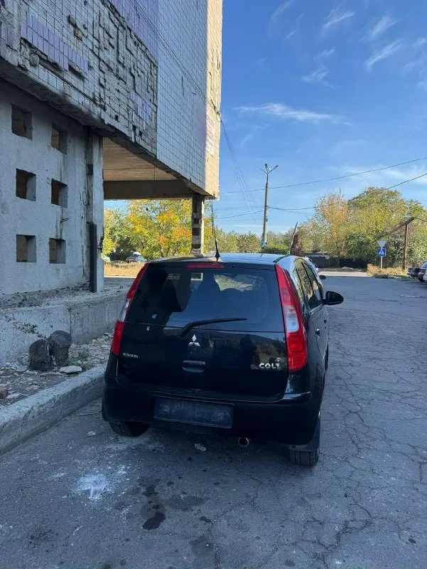 Продам mitsubishi colt 2008 года с двигателем 1.5 (не путайте с 1.3), коробка передач автоматическая - робот, с настоящим пробегом 170.000 км. в семье уже почти 3 год, ездит девушка. машина обслужена, вложений не требует. все менялось и обслуживалось, не затягивалось. масла, фильтра, колодки, датчики, свечи. машина никогда не подводила. кондиционер заправлен и работает, подогревы сидений. все стекла оригинальные, работает каждая кнопочка. масло не расходует от замены до замены, в коробке менялось масло и датчики, сцепления еще хватит надолго, лед лампочки в фарах. два ключа, полное переоформление, красивые номера в подарок. автотека зеленая, дтп не было. осмотр в г. донецке. цена 550.000 рублей. номера для связи: +7 949 376 0414 +7 949 375 12 46. 📞 звоните: +7(949)3760414 - фотография - 2