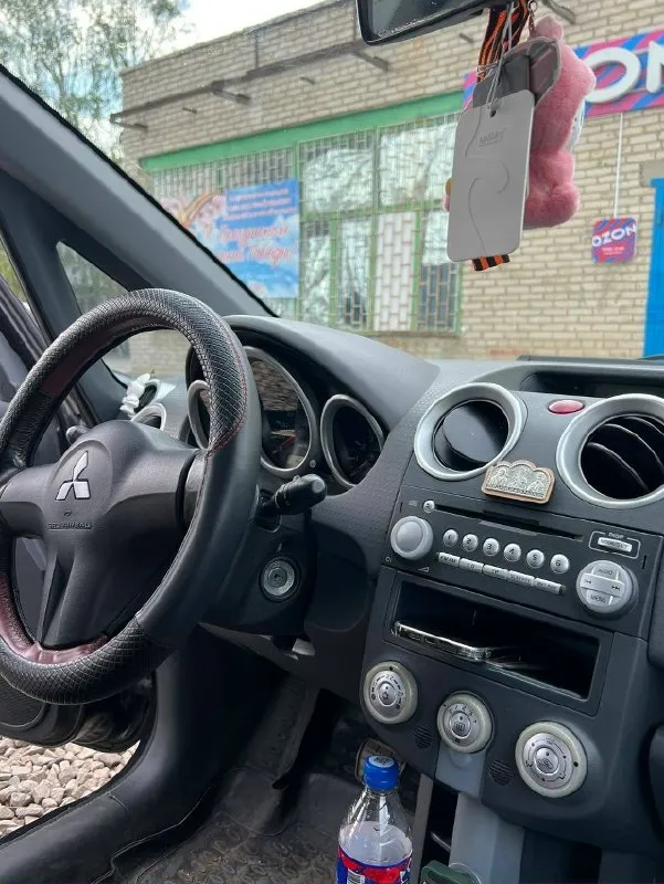 Продам mitsubishi colt 2008 года с двигателем 1.5 (не путайте с 1.3), коробка передач автоматическая - робот, с настоящим пробегом 170.000 км. в семье уже почти 3 год, ездит девушка. машина обслужена, вложений не требует. все менялось и обслуживалось, не затягивалось. масла, фильтра, колодки, датчики, свечи. машина никогда не подводила. кондиционер заправлен и работает, подогревы сидений. все стекла оригинальные, работает каждая кнопочка. масло не расходует от замены до замены, в коробке менялось масло и датчики, сцепления еще хватит надолго, лед лампочки в фарах. два ключа, полное переоформление, красивые номера в подарок. автотека зеленая, дтп не было. осмотр в г. донецке. цена 550.000 рублей. номера для связи: +7 949 376 0414 +7 949 375 12 46. 📞 звоните: +7(949)3760414 - фотография - 4