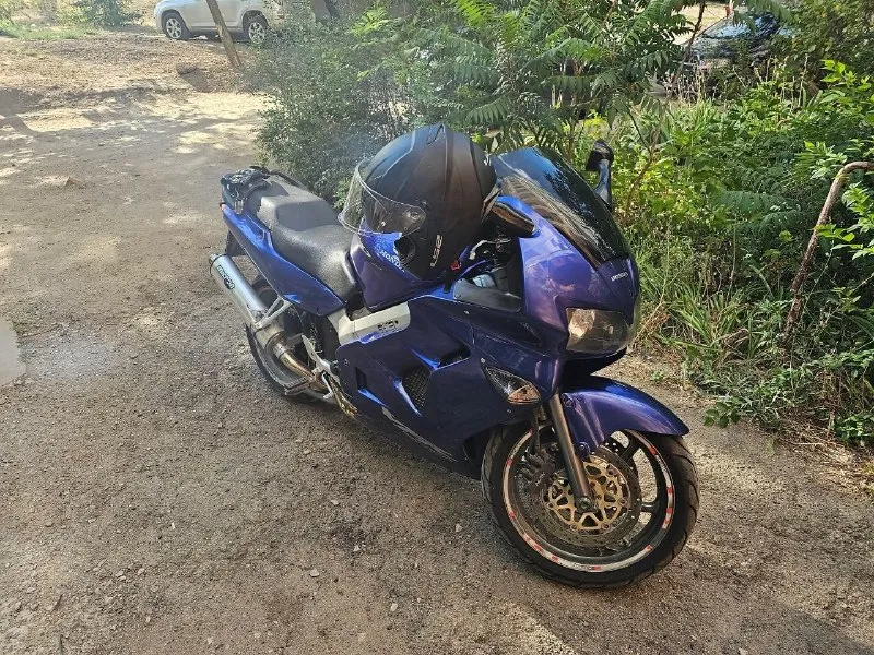 Продам honda vfr800 2001 г 800 кубов резина вся новая произведена замена масла, свечей, фильтров нов... - фотография