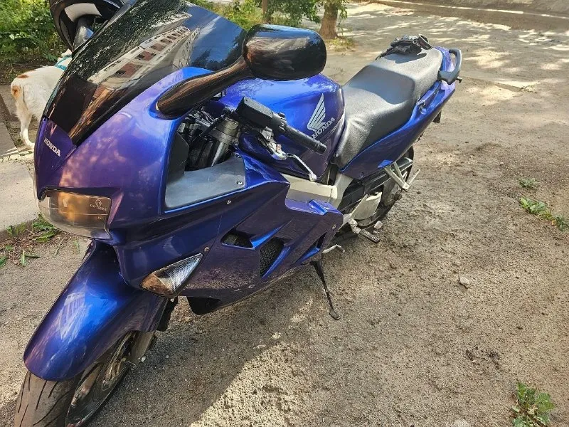 Продам honda vfr800 2001 г 800 кубов резина вся новая произведена замена масла, свечей, фильтров новый аккумулятор новые колодки полностью готов к мотосезону 🏍️ цена 400 тыс рублей +7959-153-18-81 📞 звоните: +7(959)1531881 - фотография - 2
