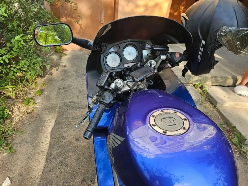 Продам honda vfr800 2001 г 800 кубов резина вся новая произведена замена масла, свечей, фильтров новый аккумулятор новые колодки полностью готов к мотосезону 🏍️ цена 400 тыс рублей +7959-153-18-81 📞 звоните: +7(959)1531881 - фотография - 4