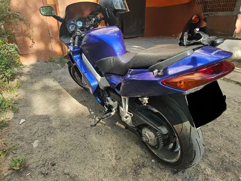 Продам honda vfr800 2001 г 800 кубов резина вся новая произведена замена масла, свечей, фильтров новый аккумулятор новые колодки полностью готов к мотосезону 🏍️ цена 400 тыс рублей +7959-153-18-81 📞 звоните: +7(959)1531881 - фотография - 5