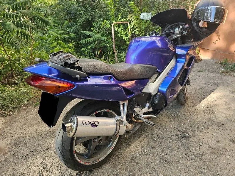 Продам honda vfr800 2001 г 800 кубов резина вся новая произведена замена масла, свечей, фильтров новый аккумулятор новые колодки полностью готов к мотосезону 🏍️ цена 400 тыс рублей +7959-153-18-81 📞 звоните: +7(959)1531881 - фотография - 6