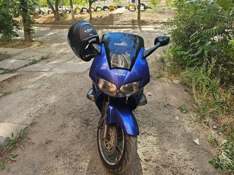 Продам honda vfr800 2001 г 800 кубов резина вся новая произведена замена масла, свечей, фильтров новый аккумулятор новые колодки полностью готов к мотосезону 🏍️ цена 400 тыс рублей +7959-153-18-81 📞 звоните: +7(959)1531881 - фотография - 7