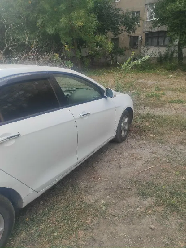 Geely emgrand ec7 ₽ 410торг возможен модель:emgrand тип кузова:седан год выпуска:2011 пробег:155 км коробка передач:механическая объём двигателя:1.8 см3 вид топлива:бензин состояние машины:хорошее количество хозяев:2 доп. свойства:эл. стеклоподъемники, кондиционер, охранная система, парктроник мощность:126 л. с. автомобиль в отличном состоянии, я второй владелец. двигатель и ходовая часть идеальны, расход масла отсутствует — от замены до замены. готов к любым проверкам. коробка передач работает безупречно: никаких посторонних звуков, все скорости включаются чётко. кондиционер эффективно охлаждает. кузов в хорошем состоянии, незначительные следы на дверях и крыльях видны на фото. днище и короб передач в идеале. в комплекте резина на лето и зиму, а также номера. +79493776045 📞 звоните: +7(949)3776045 - фотография - 2