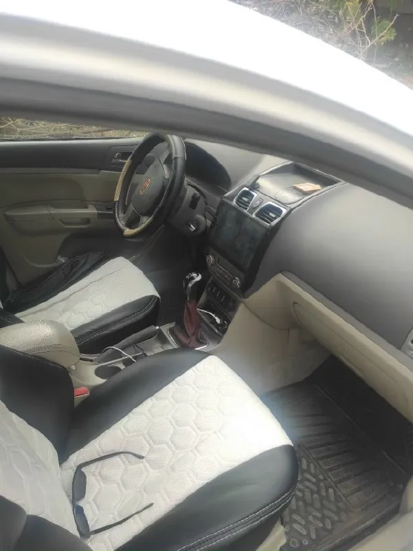 Geely emgrand ec7 ₽ 410торг возможен модель:emgrand тип кузова:седан год выпуска:2011 пробег:155 км коробка передач:механическая объём двигателя:1.8 см3 вид топлива:бензин состояние машины:хорошее количество хозяев:2 доп. свойства:эл. стеклоподъемники, кондиционер, охранная система, парктроник мощность:126 л. с. автомобиль в отличном состоянии, я второй владелец. двигатель и ходовая часть идеальны, расход масла отсутствует — от замены до замены. готов к любым проверкам. коробка передач работает безупречно: никаких посторонних звуков, все скорости включаются чётко. кондиционер эффективно охлаждает. кузов в хорошем состоянии, незначительные следы на дверях и крыльях видны на фото. днище и короб передач в идеале. в комплекте резина на лето и зиму, а также номера. +79493776045 📞 звоните: +7(949)3776045 - фотография - 4