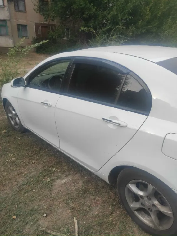 Geely emgrand ec7 ₽ 410торг возможен модель:emgrand тип кузова:седан год выпуска:2011 пробег:155 км коробка передач:механическая объём двигателя:1.8 см3 вид топлива:бензин состояние машины:хорошее количество хозяев:2 доп. свойства:эл. стеклоподъемники, кондиционер, охранная система, парктроник мощность:126 л. с. автомобиль в отличном состоянии, я второй владелец. двигатель и ходовая часть идеальны, расход масла отсутствует — от замены до замены. готов к любым проверкам. коробка передач работает безупречно: никаких посторонних звуков, все скорости включаются чётко. кондиционер эффективно охлаждает. кузов в хорошем состоянии, незначительные следы на дверях и крыльях видны на фото. днище и короб передач в идеале. в комплекте резина на лето и зиму, а также номера. +79493776045 📞 звоните: +7(949)3776045 - фотография - 5