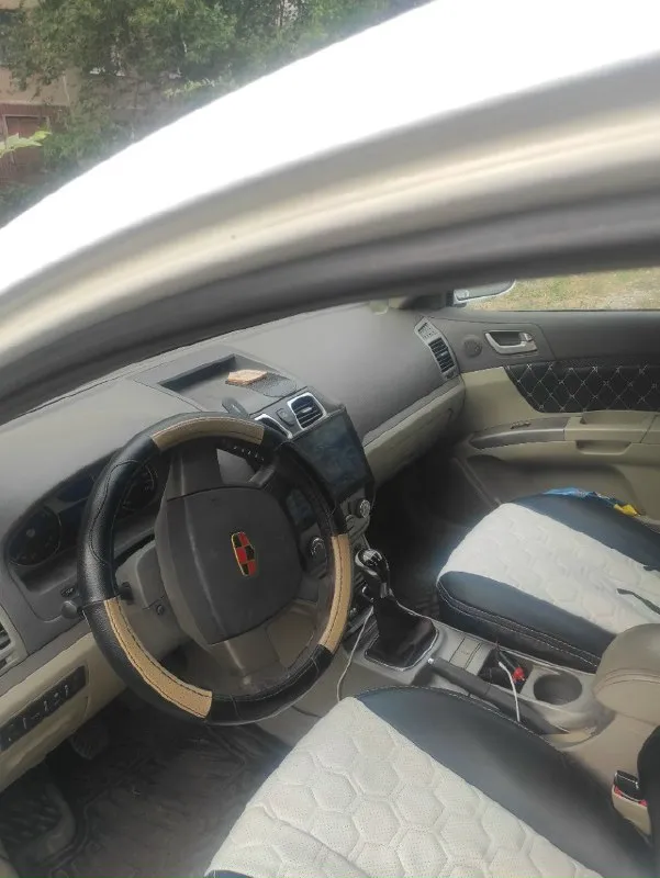 Geely emgrand ec7 ₽ 410торг возможен модель:emgrand тип кузова:седан год выпуска:2011 пробег:155 км коробка передач:механическая объём двигателя:1.8 см3 вид топлива:бензин состояние машины:хорошее количество хозяев:2 доп. свойства:эл. стеклоподъемники, кондиционер, охранная система, парктроник мощность:126 л. с. автомобиль в отличном состоянии, я второй владелец. двигатель и ходовая часть идеальны, расход масла отсутствует — от замены до замены. готов к любым проверкам. коробка передач работает безупречно: никаких посторонних звуков, все скорости включаются чётко. кондиционер эффективно охлаждает. кузов в хорошем состоянии, незначительные следы на дверях и крыльях видны на фото. днище и короб передач в идеале. в комплекте резина на лето и зиму, а также номера. +79493776045 📞 звоните: +7(949)3776045 - фотография - 6