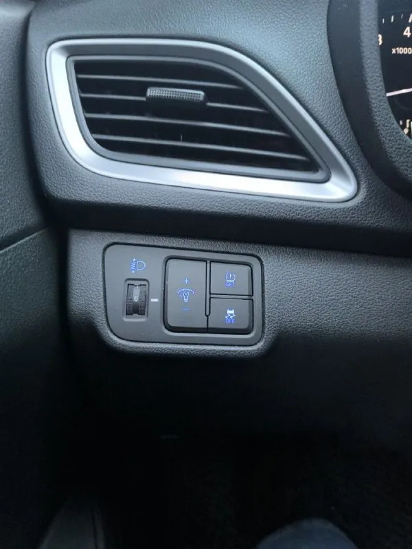 Марка: hyundai модель: solaris год: 2018 пробег: 139000 объем двигателя: 1.6 топливо: бензин кпп: автоматическая цвет: серый цена: 1375000р тел +79493526414 описание: весь в заводской краске! без дтп! зелёная автотека! комплектация: диодная оптика с подсветкой зоны поворота, подогрев: лобового стекла, руля и всех сидений, климат, круиз, мультируль, bluetooth, датчики давления шин, системы безопасности, сигнализация с автозапуском. авто без жучков и коррозии! диагностическая карта в наличии - фотография - 10