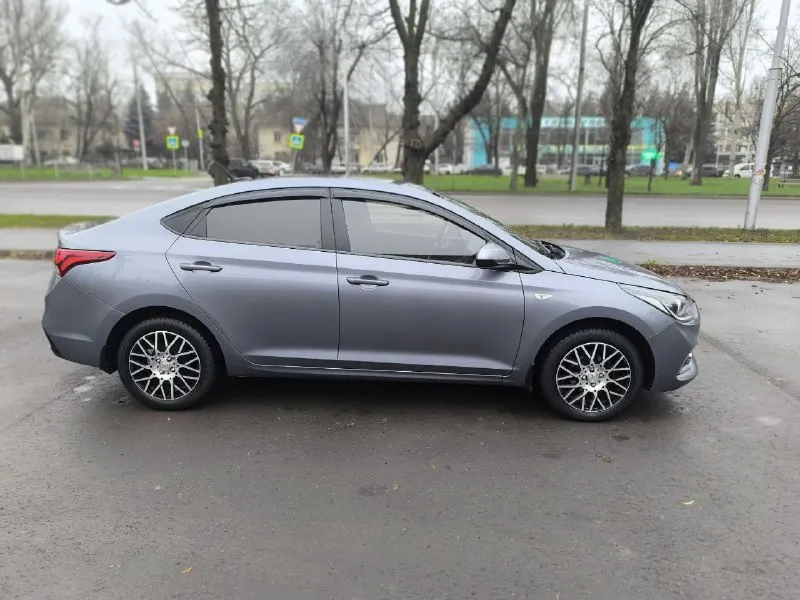 Марка: hyundai модель: solaris год: 2018 пробег: 139000 объем двигателя: 1.6 топливо: бензин кпп: автоматическая цвет: серый цена: 1375000р тел +79493526414 описание: весь в заводской краске! без дтп! зелёная автотека! комплектация: диодная оптика с подсветкой зоны поворота, подогрев: лобового стекла, руля и всех сидений, климат, круиз, мультируль, bluetooth, датчики давления шин, системы безопасности, сигнализация с автозапуском. авто без жучков и коррозии! диагностическая карта в наличии - фотография - 3