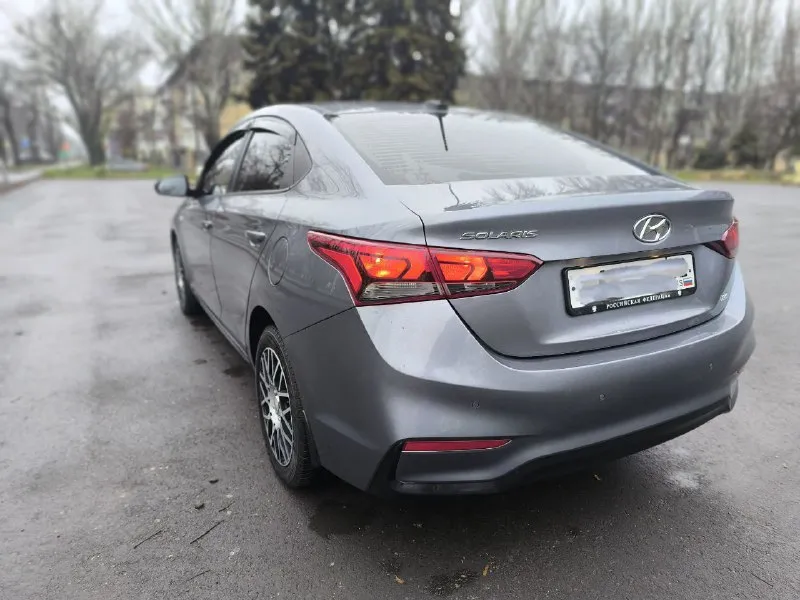 Марка: hyundai модель: solaris год: 2018 пробег: 139000 объем двигателя: 1.6 топливо: бензин кпп: автоматическая цвет: серый цена: 1375000р тел +79493526414 описание: весь в заводской краске! без дтп! зелёная автотека! комплектация: диодная оптика с подсветкой зоны поворота, подогрев: лобового стекла, руля и всех сидений, климат, круиз, мультируль, bluetooth, датчики давления шин, системы безопасности, сигнализация с автозапуском. авто без жучков и коррозии! диагностическая карта в наличии - фотография - 4