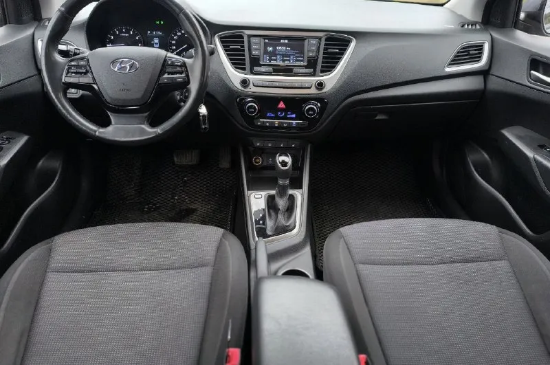 Марка: hyundai модель: solaris год: 2018 пробег: 139000 объем двигателя: 1.6 топливо: бензин кпп: автоматическая цвет: серый цена: 1375000р тел +79493526414 описание: весь в заводской краске! без дтп! зелёная автотека! комплектация: диодная оптика с подсветкой зоны поворота, подогрев: лобового стекла, руля и всех сидений, климат, круиз, мультируль, bluetooth, датчики давления шин, системы безопасности, сигнализация с автозапуском. авто без жучков и коррозии! диагностическая карта в наличии - фотография - 6