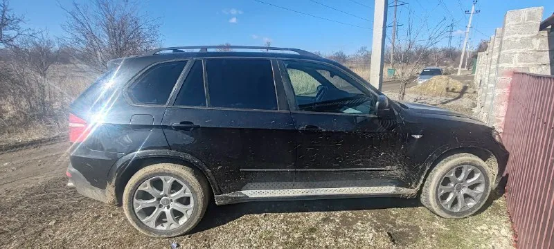 Продам bmw x5 e70 2008г. 3.0 бензин, двигатель после ремонта, :новые вкладыши, поршевая и шатуны, навая крышка головки целиндров, стартер, свечи, масла ремни, новый натяжитель цепи и цепь. контрактная голова в отличном состоянии. после ремонта проехал 10км. из минусов:замена солазок на понорамме, отсуцтвует пластик крышки богажника, и патрубок для забора воздуха под капотом, нет омывателей лобового стекла и горят старые ошибки после ремонта. цена 1.3 +торг. руслан +79490240394 📞 звоните: +7(949)0240394 - фотография - 2