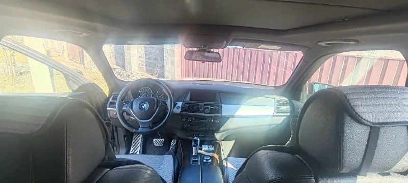 Продам bmw x5 e70 2008г. 3.0 бензин, двигатель после ремонта, :новые вкладыши, поршевая и шатуны, навая крышка головки целиндров, стартер, свечи, масла ремни, новый натяжитель цепи и цепь. контрактная голова в отличном состоянии. после ремонта проехал 10км. из минусов:замена солазок на понорамме, отсуцтвует пластик крышки богажника, и патрубок для забора воздуха под капотом, нет омывателей лобового стекла и горят старые ошибки после ремонта. цена 1.3 +торг. руслан +79490240394 📞 звоните: +7(949)0240394 - фотография - 4