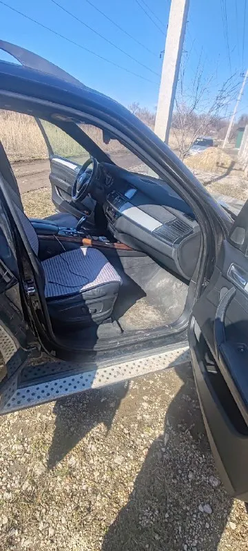 Продам bmw x5 e70 2008г. 3.0 бензин, двигатель после ремонта, :новые вкладыши, поршевая и шатуны, навая крышка головки целиндров, стартер, свечи, масла ремни, новый натяжитель цепи и цепь. контрактная голова в отличном состоянии. после ремонта проехал 10км. из минусов:замена солазок на понорамме, отсуцтвует пластик крышки богажника, и патрубок для забора воздуха под капотом, нет омывателей лобового стекла и горят старые ошибки после ремонта. цена 1.3 +торг. руслан +79490240394 📞 звоните: +7(949)0240394 - фотография - 6