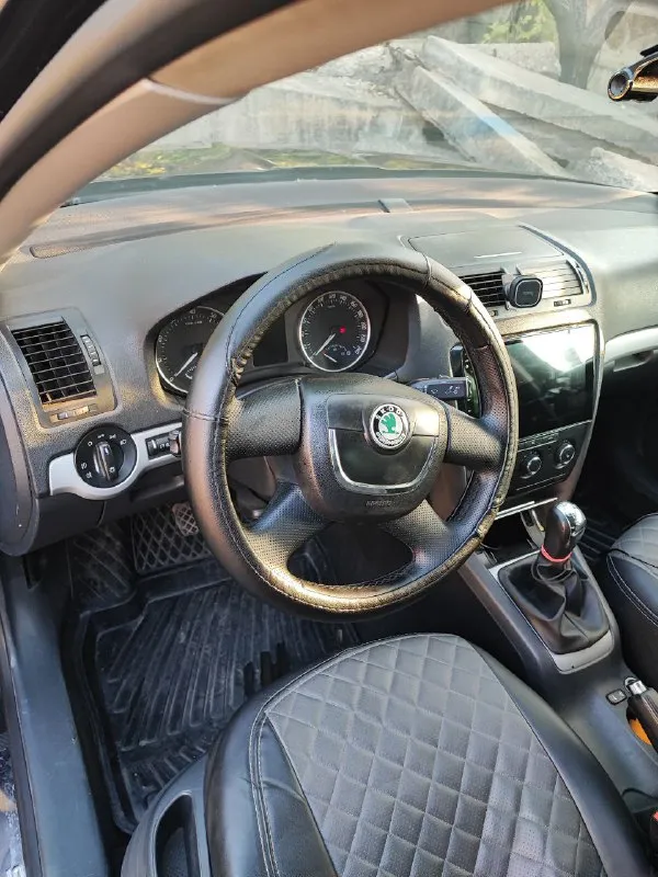 Продам автомобиль, skoda октавия а 5, 2013 г. в, пробег 370 000 км, третий хозяин, во владении два года, много чего сделано и поменяно, по кузову есть ваговские болячки, кузов освежалась, два комплекта резины на дисках, лето -новая, хорошая, ,рабочая лошадка, ,цена 700 тыс. возможен обмен с моей доплатой на спортейдж, туксон от 2017 г. в. +79493188867 📲 tg: павел ересько 📞 звоните: +7(949)3188867 - фотография - 7