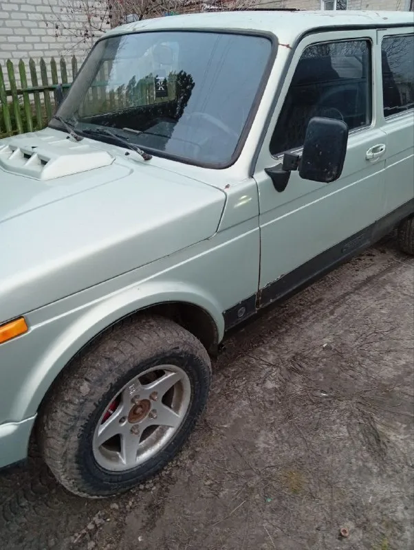 Продам ниву, 2004 год, инжектор, нива в длинном кузове (5 дверей), автомобиль в хорошем состоянии как внешне, так и технически, коробка, раздатка, ходовая в хорошем состоянии. машина в отличном состоянии для своих лет! цена: 350₽, торг у капота автомобиль находится в еленовке. номер телефона: +79259572411 📲 tg: @alexander_2200 📞 звоните: +7(925)9572411 - фотография - 2