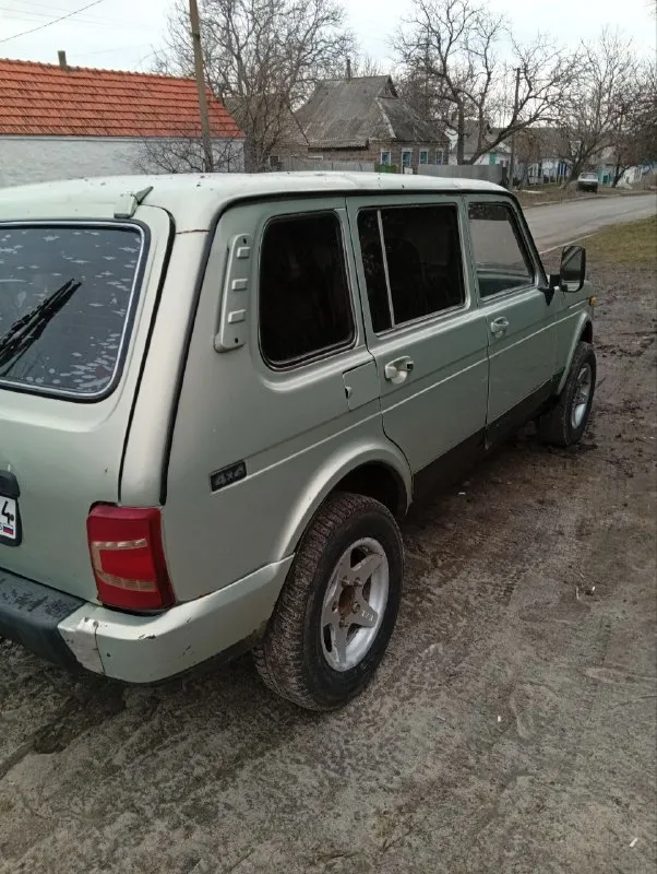 Продам ниву, 2004 год, инжектор, нива в длинном кузове (5 дверей), автомобиль в хорошем состоянии как внешне, так и технически, коробка, раздатка, ходовая в хорошем состоянии. машина в отличном состоянии для своих лет! цена: 350₽, торг у капота автомобиль находится в еленовке. номер телефона: +79259572411 📲 tg: @alexander_2200 📞 звоните: +7(925)9572411 - фотография - 3