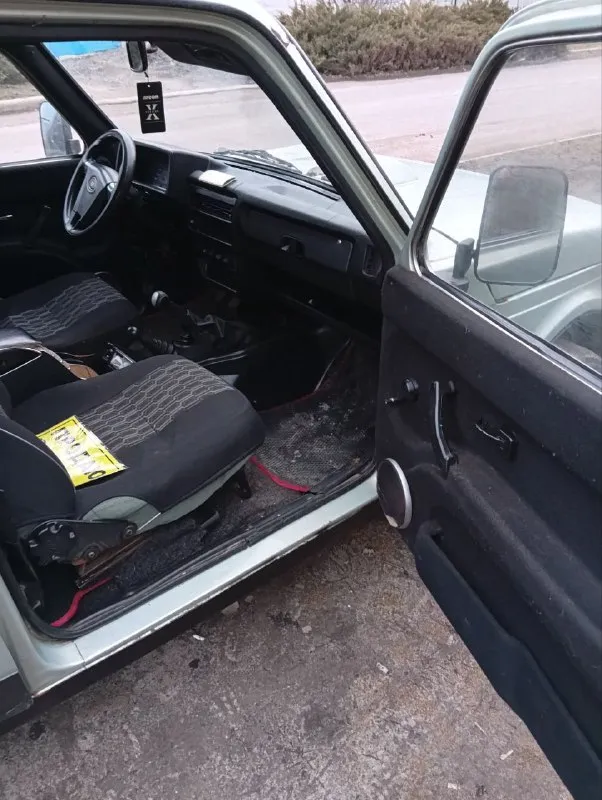 Продам ниву, 2004 год, инжектор, нива в длинном кузове (5 дверей), автомобиль в хорошем состоянии как внешне, так и технически, коробка, раздатка, ходовая в хорошем состоянии. машина в отличном состоянии для своих лет! цена: 350₽, торг у капота автомобиль находится в еленовке. номер телефона: +79259572411 📲 tg: @alexander_2200 📞 звоните: +7(925)9572411 - фотография - 5