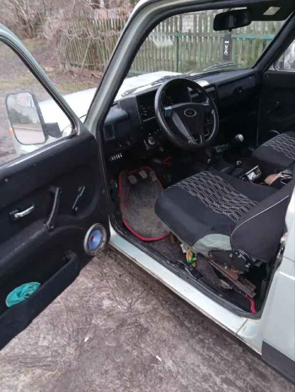 Продам ниву, 2004 год, инжектор, нива в длинном кузове (5 дверей), автомобиль в хорошем состоянии как внешне, так и технически, коробка, раздатка, ходовая в хорошем состоянии. машина в отличном состоянии для своих лет! цена: 350₽, торг у капота автомобиль находится в еленовке. номер телефона: +79259572411 📲 tg: @alexander_2200 📞 звоните: +7(925)9572411 - фотография - 6