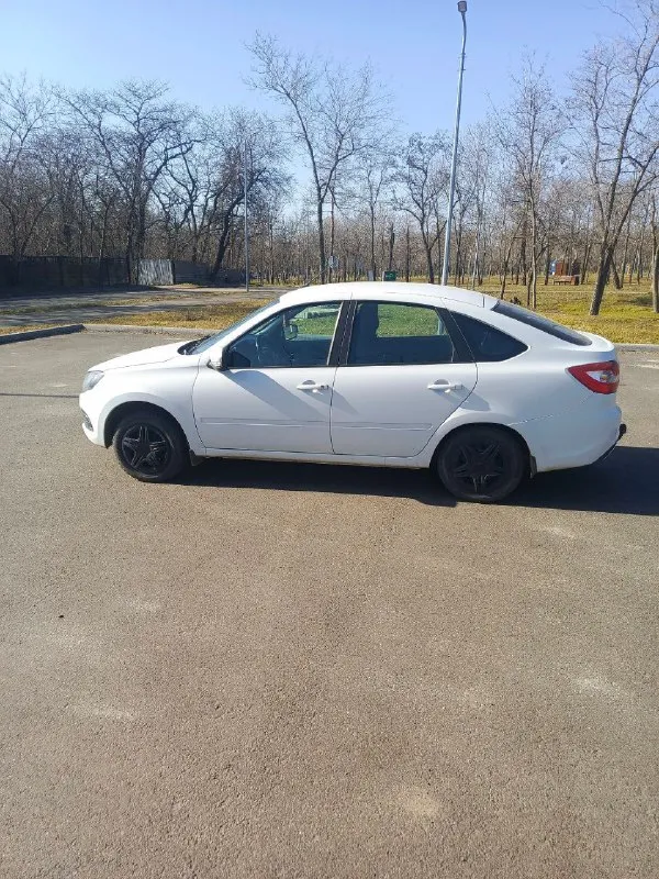 Продам автомобиль lada granta. двигатель 1.6 8 клапанный. автомобиль 2023г. выпуска. на учёт стала, февраль 2024. 1 владелец. пробег 45 тыс. есть фаркоп. эво ковры в салоне. магнитофон 1 диновый. зимняя резина( 3 мес. от покупки). летнней нет. цена 780 тыс. торг. тел. +79493081588. телеграмм +79896222721. - фотография - 3