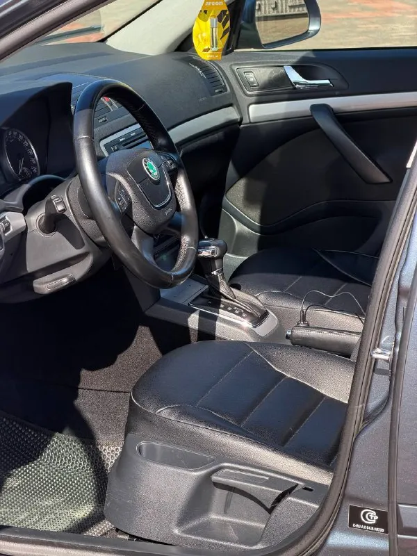 Skoda octavia год выпуска - 2012 двигатель - 1.8t автоматическая кпп ( asin ) пробег - 202.000км цена - 950.000₽ тел. - +79493902663 либо: - +7 (949) 679-98-14 автомобиль в идеальном состоянии, без каких либо вложений что по кузову, что по технической части. 2 хозяина с автосалона. родной пробег. очень бодрая связка двигателя 1.8 турбо с обычным гидротрансформатором asin ( не путать с проблемной dsg ) на самой жирной комплектации: подогревы всех сидений; большой сенсорный монитор; хорошая акустика; двухзонный климат-контроль; датчик света и дождя; круиз-контроль; парктроник; эл. складываемые зеркала с подогревом; 2 пары ключей; штатные диски r-16 с новой резиной; кожаный мультируль; антибукс; 4эл. стеклоподъемника с доводчиками; омыватель фар; полный бортовой компьютер; большой багажник и многое другое. кто ищет достойную октавию со связкой 1.8т - ат которая дарит кучу удовольствия от вождения - добро пожаловать. спасибо за внимание, всех благ! св 📲 tg: @vladimir_23_23_23 📞 звоните: +7(949)3902663 - фотография - 5