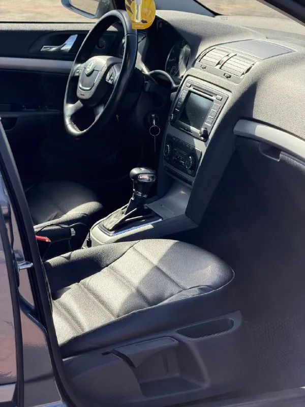 Skoda octavia год выпуска - 2012 двигатель - 1.8t автоматическая кпп ( asin ) пробег - 202.000км цена - 950.000₽ тел. - +79493902663 либо: - +7 (949) 679-98-14 автомобиль в идеальном состоянии, без каких либо вложений что по кузову, что по технической части. 2 хозяина с автосалона. родной пробег. очень бодрая связка двигателя 1.8 турбо с обычным гидротрансформатором asin ( не путать с проблемной dsg ) на самой жирной комплектации: подогревы всех сидений; большой сенсорный монитор; хорошая акустика; двухзонный климат-контроль; датчик света и дождя; круиз-контроль; парктроник; эл. складываемые зеркала с подогревом; 2 пары ключей; штатные диски r-16 с новой резиной; кожаный мультируль; антибукс; 4эл. стеклоподъемника с доводчиками; омыватель фар; полный бортовой компьютер; большой багажник и многое другое. кто ищет достойную октавию со связкой 1.8т - ат которая дарит кучу удовольствия от вождения - добро пожаловать. спасибо за внимание, всех благ! св 📲 tg: @vladimir_23_23_23 📞 звоните: +7(949)3902663 - фотография - 6