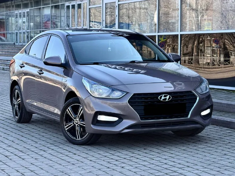 Hyundai solaris 2 двигатель - 1.6 бензин кпп - автомат пробег - 132.000км год выпуска - 2017 цена - 1.200.000₽ тел. - +79493902663 либо: +7 (949) 679-98-14 в продаже отличная повседневная, не убиваемая машина. в шикарном цвете ( в жизни смотрится великолепно ) с простым 1.6 двигателем и автоматической 6ти ступенчатой коробкой передач. техническая часть вся обслужена и не требует ни каких вложений. автомобиль не участвовал в дтп, все детали родные. комплектация: мультируль; эл. зеркала с подогревом; android магнитола со всеми современными плюшками; камера заднего вида; кондиционер; титановые диски с зимней резиной; датчик шин; антибукс; антизанос; 4эл. стеклоподъемника с доводчиками; 2 пары ключей; полный бортовой компьютер; подогревы сидений и руля. . кто ищет свежий, не дорогой в обслуживании и симпатичный автомобиль - добро пожаловать. ( свзяь не всегда хорошая, на этих же номерах есть telegram ) 📲 tg: @vladimir_23_23_23 📞 звоните: +7(949)3902663 - фотография - 4