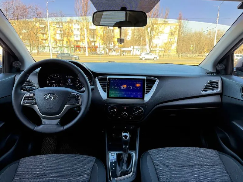 Hyundai solaris 2 двигатель - 1.6 бензин кпп - автомат пробег - 132.000км год выпуска - 2017 цена - 1.200.000₽ тел. - +79493902663 либо: +7 (949) 679-98-14 в продаже отличная повседневная, не убиваемая машина. в шикарном цвете ( в жизни смотрится великолепно ) с простым 1.6 двигателем и автоматической 6ти ступенчатой коробкой передач. техническая часть вся обслужена и не требует ни каких вложений. автомобиль не участвовал в дтп, все детали родные. комплектация: мультируль; эл. зеркала с подогревом; android магнитола со всеми современными плюшками; камера заднего вида; кондиционер; титановые диски с зимней резиной; датчик шин; антибукс; антизанос; 4эл. стеклоподъемника с доводчиками; 2 пары ключей; полный бортовой компьютер; подогревы сидений и руля. . кто ищет свежий, не дорогой в обслуживании и симпатичный автомобиль - добро пожаловать. ( свзяь не всегда хорошая, на этих же номерах есть telegram ) 📲 tg: @vladimir_23_23_23 📞 звоните: +7(949)3902663 - фотография - 7