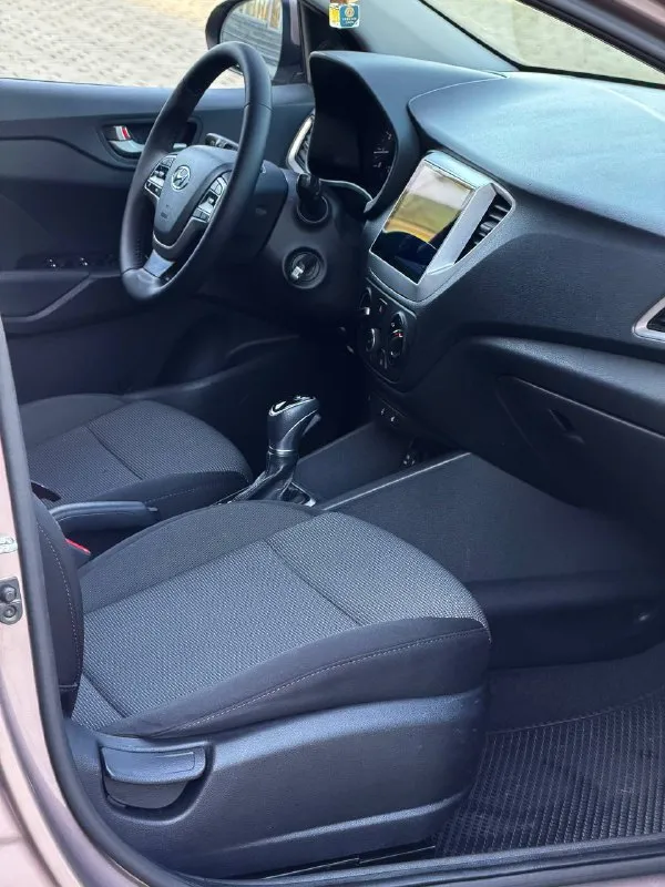 Hyundai solaris 2 двигатель - 1.6 бензин кпп - автомат пробег - 132.000км год выпуска - 2017 цена - 1.200.000₽ тел. - +79493902663 либо: +7 (949) 679-98-14 в продаже отличная повседневная, не убиваемая машина. в шикарном цвете ( в жизни смотрится великолепно ) с простым 1.6 двигателем и автоматической 6ти ступенчатой коробкой передач. техническая часть вся обслужена и не требует ни каких вложений. автомобиль не участвовал в дтп, все детали родные. комплектация: мультируль; эл. зеркала с подогревом; android магнитола со всеми современными плюшками; камера заднего вида; кондиционер; титановые диски с зимней резиной; датчик шин; антибукс; антизанос; 4эл. стеклоподъемника с доводчиками; 2 пары ключей; полный бортовой компьютер; подогревы сидений и руля. . кто ищет свежий, не дорогой в обслуживании и симпатичный автомобиль - добро пожаловать. ( свзяь не всегда хорошая, на этих же номерах есть telegram ) 📲 tg: @vladimir_23_23_23 📞 звоните: +7(949)3902663 - фотография - 9