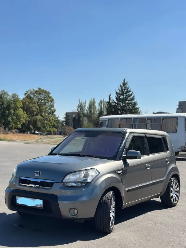 Продам kia soul 🔥
Год выпуска:2009🔥
Пробег, км:213400 (оригинал) 🔥
Модификация:1.6 mт (124 л. С. )🔥
Тип двигателя:бензин🔥
Коробка передач :механика 🔥
Привод:передний🔥
Тип кузова : хетчбек 5-дверный🔥
Koмплeктaция: comfort🔥
Цвет:серый 🔥
3 Собственника.
В заводском окрасе!
В продаже kia soul в идеальном техническом и внешнем состоянием.
Цепной двигатель-в идеальном состоянии, заводится с пол оборота, работает тихо, без каких-либо шумов.
Мкпп-в идеальном состоянии, все передачи включаются мягко, без хрустов, ничего не выбивает.
По ходовой-абсолютно делать ничего не нужно, машина мягкая, дорогу чувствует уверенно.
По электрике работает всё до каждой кнопки.
По кузову-без рыжиков и всего прочего.
Так же имеется видео, по просьбе отправлю для более лучшего осмотра авто.
Готов к выезду в любой сервис по вашему желанию.
Многое могу не описать. При встречу всё расскажу и покажу.
Цена:749.999 тысяч
Возможен пригон по договоренности.
Возможен обмен.
Номер для связи: +79495752024 - фотография - 2