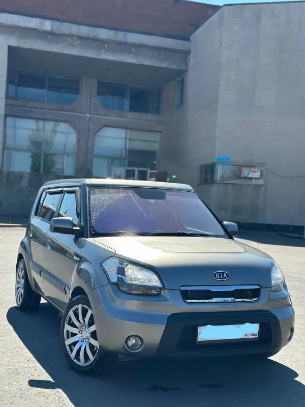 Продам kia soul 🔥
Год выпуска:2009🔥
Пробег, км:213400 (оригинал) 🔥
Модификация:1.6 mт (124 л. С. )🔥
Тип двигателя:бензин🔥
Коробка передач :механика 🔥
Привод:передний🔥
Тип кузова : хетчбек 5-дверный🔥
Koмплeктaция: comfort🔥
Цвет:серый 🔥
3 Собственника.
В заводском окрасе!
В продаже kia soul в идеальном техническом и внешнем состоянием.
Цепной двигатель-в идеальном состоянии, заводится с пол оборота, работает тихо, без каких-либо шумов.
Мкпп-в идеальном состоянии, все передачи включаются мягко, без хрустов, ничего не выбивает.
По ходовой-абсолютно делать ничего не нужно, машина мягкая, дорогу чувствует уверенно.
По электрике работает всё до каждой кнопки.
По кузову-без рыжиков и всего прочего.
Так же имеется видео, по просьбе отправлю для более лучшего осмотра авто.
Готов к выезду в любой сервис по вашему желанию.
Многое могу не описать. При встречу всё расскажу и покажу.
Цена:749.999 тысяч
Возможен пригон по договоренности.
Возможен обмен.
Номер для связи: +79495752024 - фотография - 3