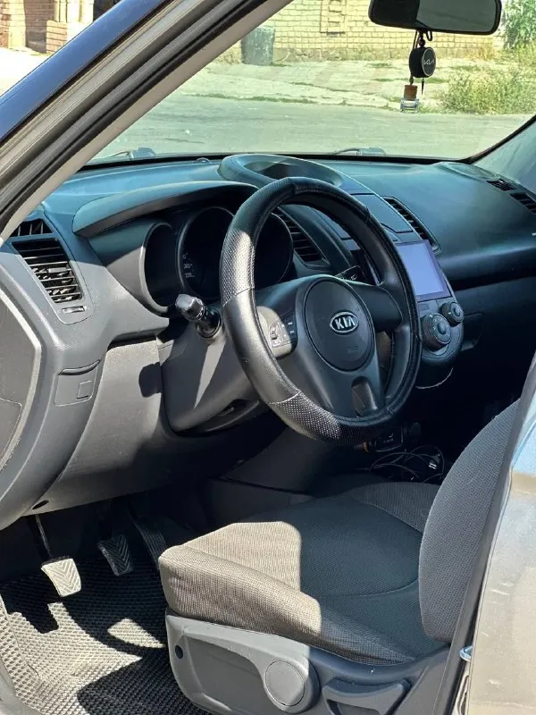 Продам kia soul 🔥
Год выпуска:2009🔥
Пробег, км:213400 (оригинал) 🔥
Модификация:1.6 mт (124 л. С. )🔥
Тип двигателя:бензин🔥
Коробка передач :механика 🔥
Привод:передний🔥
Тип кузова : хетчбек 5-дверный🔥
Koмплeктaция: comfort🔥
Цвет:серый 🔥
3 Собственника.
В заводском окрасе!
В продаже kia soul в идеальном техническом и внешнем состоянием.
Цепной двигатель-в идеальном состоянии, заводится с пол оборота, работает тихо, без каких-либо шумов.
Мкпп-в идеальном состоянии, все передачи включаются мягко, без хрустов, ничего не выбивает.
По ходовой-абсолютно делать ничего не нужно, машина мягкая, дорогу чувствует уверенно.
По электрике работает всё до каждой кнопки.
По кузову-без рыжиков и всего прочего.
Так же имеется видео, по просьбе отправлю для более лучшего осмотра авто.
Готов к выезду в любой сервис по вашему желанию.
Многое могу не описать. При встречу всё расскажу и покажу.
Цена:749.999 тысяч
Возможен пригон по договоренности.
Возможен обмен.
Номер для связи: +79495752024 - фотография - 9