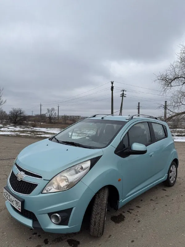 Продам chevrolet spark🔥 год выпуска:2010🔥 пробег, км:157.000(оригинал) 🔥 модификация:1.2 мт 🔥 тип двигателя:бензин🔥 коробка передач :механика 🔥 привод:передний🔥 тип кузова : хетчбек 5-дверный🔥 koмплeктaция: base🔥 цвет: голубой🔥 1 собственник автомобиль в родном окрасе продажа автомобиля от собственника. автомобиль в богатой комплектации и в ухоженном состоянии. машина на полном ходу, не требует никаких вложений от слова совсем. мотор в идеальном состоянии, не троит, не дымит, не имеет каких либо посторонних звуков, не слышно даже как он работает. мкпп-в идеальном состоянии, все передачи включаются мягко, без хрустов, ничего не выбивает. ходовая-мягкая, ничего не стучит, не тарабанит, всё что нужно было - поменяно. так же имеется видео, по просьбе отправлю для более лучшего осмотра авто. готов к выезду в любой сервис по вашему желанию. при встречу всё расскажу и покажу. цена:599.999 тысяч торг минимальный и обоснованный возможен пригон по договоренности. возможен обмен. номер для связи: +79495752024 - фотография - 2