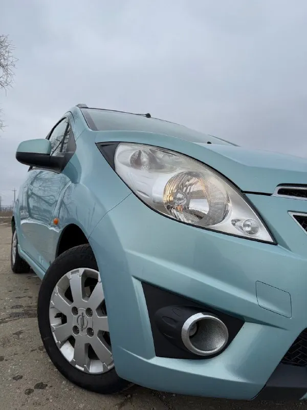 Продам chevrolet spark🔥 год выпуска:2010🔥 пробег, км:157.000(оригинал) 🔥 модификация:1.2 мт 🔥 тип двигателя:бензин🔥 коробка передач :механика 🔥 привод:передний🔥 тип кузова : хетчбек 5-дверный🔥 koмплeктaция: base🔥 цвет: голубой🔥 1 собственник автомобиль в родном окрасе продажа автомобиля от собственника. автомобиль в богатой комплектации и в ухоженном состоянии. машина на полном ходу, не требует никаких вложений от слова совсем. мотор в идеальном состоянии, не троит, не дымит, не имеет каких либо посторонних звуков, не слышно даже как он работает. мкпп-в идеальном состоянии, все передачи включаются мягко, без хрустов, ничего не выбивает. ходовая-мягкая, ничего не стучит, не тарабанит, всё что нужно было - поменяно. так же имеется видео, по просьбе отправлю для более лучшего осмотра авто. готов к выезду в любой сервис по вашему желанию. при встречу всё расскажу и покажу. цена:599.999 тысяч торг минимальный и обоснованный возможен пригон по договоренности. возможен обмен. номер для связи: +79495752024 - фотография - 4