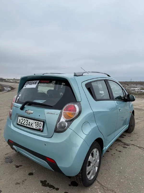 Продам chevrolet spark🔥 год выпуска:2010🔥 пробег, км:157.000(оригинал) 🔥 модификация:1.2 мт 🔥 тип двигателя:бензин🔥 коробка передач :механика 🔥 привод:передний🔥 тип кузова : хетчбек 5-дверный🔥 koмплeктaция: base🔥 цвет: голубой🔥 1 собственник автомобиль в родном окрасе продажа автомобиля от собственника. автомобиль в богатой комплектации и в ухоженном состоянии. машина на полном ходу, не требует никаких вложений от слова совсем. мотор в идеальном состоянии, не троит, не дымит, не имеет каких либо посторонних звуков, не слышно даже как он работает. мкпп-в идеальном состоянии, все передачи включаются мягко, без хрустов, ничего не выбивает. ходовая-мягкая, ничего не стучит, не тарабанит, всё что нужно было - поменяно. так же имеется видео, по просьбе отправлю для более лучшего осмотра авто. готов к выезду в любой сервис по вашему желанию. при встречу всё расскажу и покажу. цена:599.999 тысяч торг минимальный и обоснованный возможен пригон по договоренности. возможен обмен. номер для связи: +79495752024 - фотография - 6