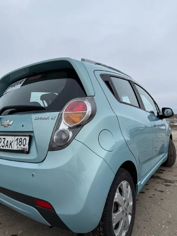 Продам chevrolet spark🔥 год выпуска:2010🔥 пробег, км:157.000(оригинал) 🔥 модификация:1.2 мт 🔥 тип двигателя:бензин🔥 коробка передач :механика 🔥 привод:передний🔥 тип кузова : хетчбек 5-дверный🔥 koмплeктaция: base🔥 цвет: голубой🔥 1 собственник автомобиль в родном окрасе продажа автомобиля от собственника. автомобиль в богатой комплектации и в ухоженном состоянии. машина на полном ходу, не требует никаких вложений от слова совсем. мотор в идеальном состоянии, не троит, не дымит, не имеет каких либо посторонних звуков, не слышно даже как он работает. мкпп-в идеальном состоянии, все передачи включаются мягко, без хрустов, ничего не выбивает. ходовая-мягкая, ничего не стучит, не тарабанит, всё что нужно было - поменяно. так же имеется видео, по просьбе отправлю для более лучшего осмотра авто. готов к выезду в любой сервис по вашему желанию. при встречу всё расскажу и покажу. цена:599.999 тысяч торг минимальный и обоснованный возможен пригон по договоренности. возможен обмен. номер для связи: +79495752024 - фотография - 7