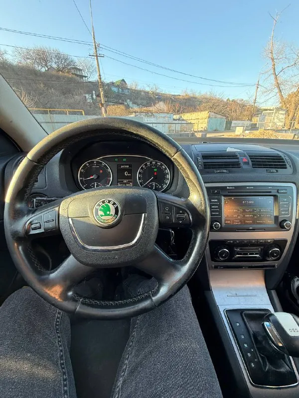 Продаётся skoda octavia a5 fl2 (2011 г. , 1.8 tfsi) в отличном состоянии! машина ухоженная, вложений не требует — сел и поехал. пройденное то меньше 500км назад. комфортный и надежный автомобиль с богатой комплектацией: круиз-контроль, двухзонный климат, датчики света и дождя, подогрев всех сидений, парктроники, заводская мультимедиа bolero с bluetooth и aux. стильный внешний вид дополняют 17" оригинальные диски audi на летней резине. зимние диски «штампы» r16 все документы в полном порядке. я владелец. кому интересно звоните расскажу все по обслуживанию автомобиля. 💰 цена: 750 000 руб. 📞 +7 949 315-27-97 📲 tg: @partizan_l 📞 звоните: +7(949)3152797 - фотография - 8