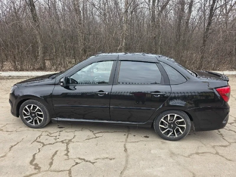 Продам ваз granta drive active (спорт) ✅️2023г. ✅️пробег 26т. ✅️двс 1.6. 8 клоп. ✅️двс и кпп работают идеально. ✅️без дтп всё в родне. ✅️комплектация comfort. ✅️цена: 1000000 🍋 кондиционер, подогревы сидений и зеркал, стеклоподемники, регулировка зеркал, две подушки безопасности, электро усилитель руля, тонировка, хорошая музыка с сабом, камера заднего вида, регистратор, центральный замок, сигнализация с авто запуском, салон в идеале сидения в чехлах. фары в бороне стоят дорогие led лампы. машина обработана и зашумлена в круг. резина (зима/лето)оба комплекта на титанах r15. один владелец зелёная автотека. машина практически новая, любые проверки. осмотр авто в г. енакиево. номер ☎ +79493548200. ☎ +79525765289 📞 звоните: +7(949)3548200 - фотография - 2