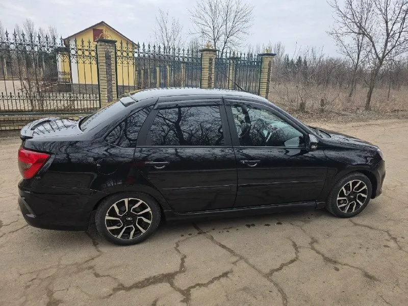 Продам ваз granta drive active (спорт) ✅️2023г. ✅️пробег 26т. ✅️двс 1.6. 8 клоп. ✅️двс и кпп работают идеально. ✅️без дтп всё в родне. ✅️комплектация comfort. ✅️цена: 1000000 🍋 кондиционер, подогревы сидений и зеркал, стеклоподемники, регулировка зеркал, две подушки безопасности, электро усилитель руля, тонировка, хорошая музыка с сабом, камера заднего вида, регистратор, центральный замок, сигнализация с авто запуском, салон в идеале сидения в чехлах. фары в бороне стоят дорогие led лампы. машина обработана и зашумлена в круг. резина (зима/лето)оба комплекта на титанах r15. один владелец зелёная автотека. машина практически новая, любые проверки. осмотр авто в г. енакиево. номер ☎ +79493548200. ☎ +79525765289 📞 звоните: +7(949)3548200 - фотография - 3