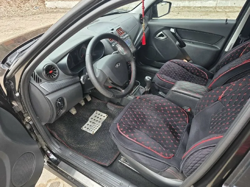 Продам ваз granta drive active (спорт) ✅️2023г. ✅️пробег 26т. ✅️двс 1.6. 8 клоп. ✅️двс и кпп работают идеально. ✅️без дтп всё в родне. ✅️комплектация comfort. ✅️цена: 1000000 🍋 кондиционер, подогревы сидений и зеркал, стеклоподемники, регулировка зеркал, две подушки безопасности, электро усилитель руля, тонировка, хорошая музыка с сабом, камера заднего вида, регистратор, центральный замок, сигнализация с авто запуском, салон в идеале сидения в чехлах. фары в бороне стоят дорогие led лампы. машина обработана и зашумлена в круг. резина (зима/лето)оба комплекта на титанах r15. один владелец зелёная автотека. машина практически новая, любые проверки. осмотр авто в г. енакиево. номер ☎ +79493548200. ☎ +79525765289 📞 звоните: +7(949)3548200 - фотография - 4