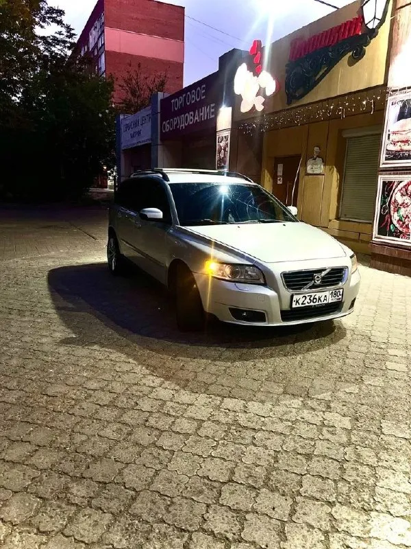 Продам личный автомобиль volvo v50, 2009 года выпуска с пробегом на данный момент 212.000 км. автоматический пятиступенчатый автомат с объемом двигателя 2.4 бензин. общее состояние автомобиля близкое к идеалу. двигатель и коробка чувствуют себя превосходно, масложера нет и не будет (замена масла каждые 6.000 км. , масло neste 5w40), коробка без пинков, рывков и прочих недоразумений. салон - кожа в хорошем состоянии, регулярно обрабатывалась качественной химией. полная шумо и виброизоляция всех дверей и багажного пространства. кузов ровный, весь в зазорах, без гнили и рыжиков, автомобиль на 90% в родном окрасе. диски r17 на новой зимней резине + также имеется второй комплект дисков также на новой летней резине. по документам полный порядок, я хозяин, по желанию могу присутствовать в мрэо. цена данного авто 870.000 руб. , обоснованный торг естественно уместен. звоните, приезжайте, смотрите, отвечу на все интересующие вопросы, осмотр - г. донецк. телефон для связи +7 949 559 📞 звоните: +7(949)5594636 - фотография - 1