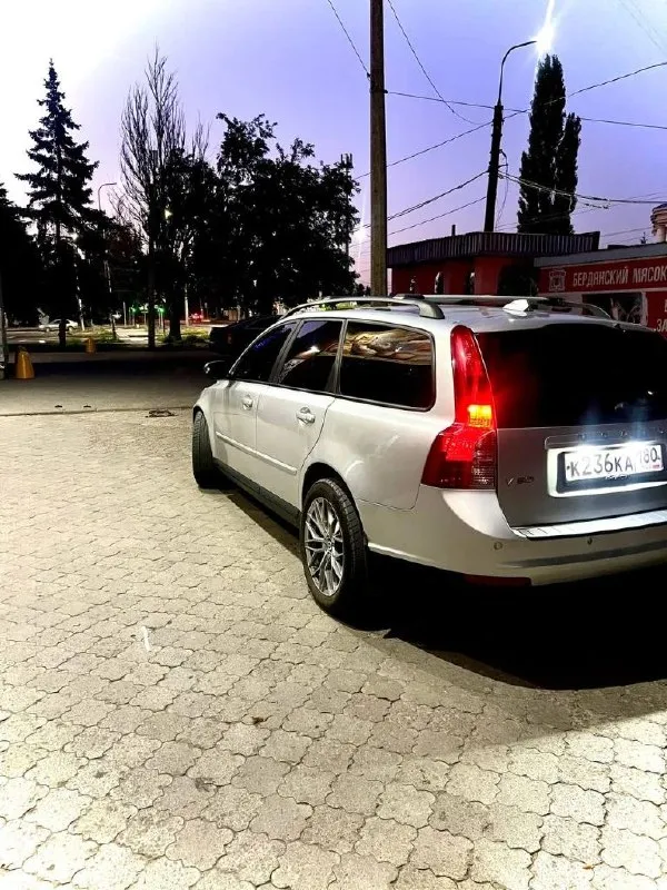 Продам личный автомобиль volvo v50, 2009 года выпуска с пробегом на данный момент 212.000 км. автоматический пятиступенчатый автомат с объемом двигателя 2.4 бензин. общее состояние автомобиля близкое к идеалу. двигатель и коробка чувствуют себя превосходно, масложера нет и не будет (замена масла каждые 6.000 км. , масло neste 5w40), коробка без пинков, рывков и прочих недоразумений. салон - кожа в хорошем состоянии, регулярно обрабатывалась качественной химией. полная шумо и виброизоляция всех дверей и багажного пространства. кузов ровный, весь в зазорах, без гнили и рыжиков, автомобиль на 90% в родном окрасе. диски r17 на новой зимней резине + также имеется второй комплект дисков также на новой летней резине. по документам полный порядок, я хозяин, по желанию могу присутствовать в мрэо. цена данного авто 870.000 руб. , обоснованный торг естественно уместен. звоните, приезжайте, смотрите, отвечу на все интересующие вопросы, осмотр - г. донецк. телефон для связи +7 949 559 📞 звоните: +7(949)5594636 - фотография - 2