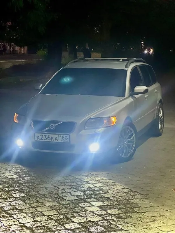 Продам личный автомобиль volvo v50, 2009 года выпуска с пробегом на данный момент 212.000 км. автоматический пятиступенчатый автомат с объемом двигателя 2.4 бензин. общее состояние автомобиля близкое к идеалу. двигатель и коробка чувствуют себя превосходно, масложера нет и не будет (замена масла каждые 6.000 км. , масло neste 5w40), коробка без пинков, рывков и прочих недоразумений. салон - кожа в хорошем состоянии, регулярно обрабатывалась качественной химией. полная шумо и виброизоляция всех дверей и багажного пространства. кузов ровный, весь в зазорах, без гнили и рыжиков, автомобиль на 90% в родном окрасе. диски r17 на новой зимней резине + также имеется второй комплект дисков также на новой летней резине. по документам полный порядок, я хозяин, по желанию могу присутствовать в мрэо. цена данного авто 870.000 руб. , обоснованный торг естественно уместен. звоните, приезжайте, смотрите, отвечу на все интересующие вопросы, осмотр - г. донецк. телефон для связи +7 949 559 📞 звоните: +7(949)5594636 - фотография - 4