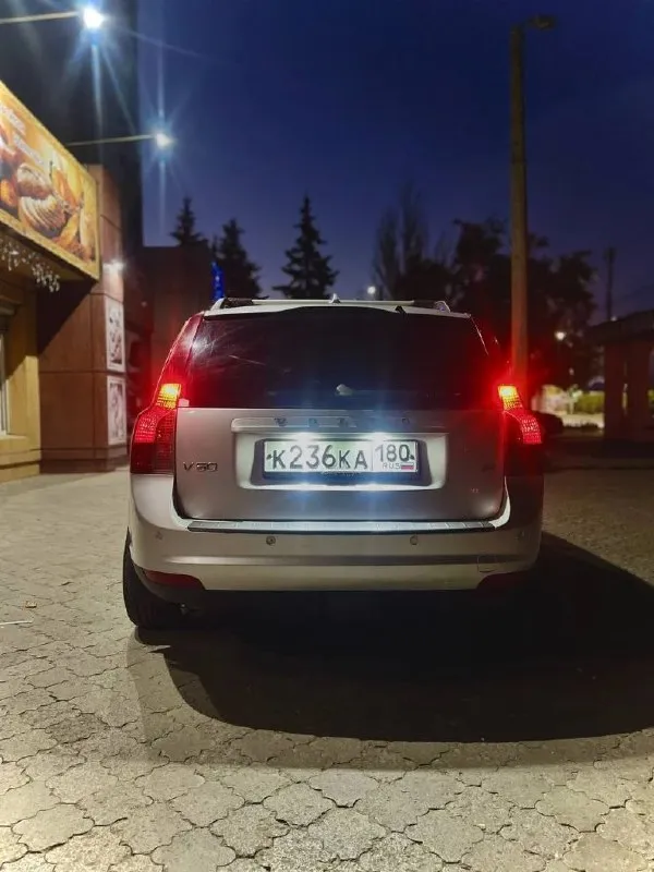 Продам личный автомобиль volvo v50, 2009 года выпуска с пробегом на данный момент 212.000 км. автоматический пятиступенчатый автомат с объемом двигателя 2.4 бензин. общее состояние автомобиля близкое к идеалу. двигатель и коробка чувствуют себя превосходно, масложера нет и не будет (замена масла каждые 6.000 км. , масло neste 5w40), коробка без пинков, рывков и прочих недоразумений. салон - кожа в хорошем состоянии, регулярно обрабатывалась качественной химией. полная шумо и виброизоляция всех дверей и багажного пространства. кузов ровный, весь в зазорах, без гнили и рыжиков, автомобиль на 90% в родном окрасе. диски r17 на новой зимней резине + также имеется второй комплект дисков также на новой летней резине. по документам полный порядок, я хозяин, по желанию могу присутствовать в мрэо. цена данного авто 870.000 руб. , обоснованный торг естественно уместен. звоните, приезжайте, смотрите, отвечу на все интересующие вопросы, осмотр - г. донецк. телефон для связи +7 949 559 📞 звоните: +7(949)5594636 - фотография - 5